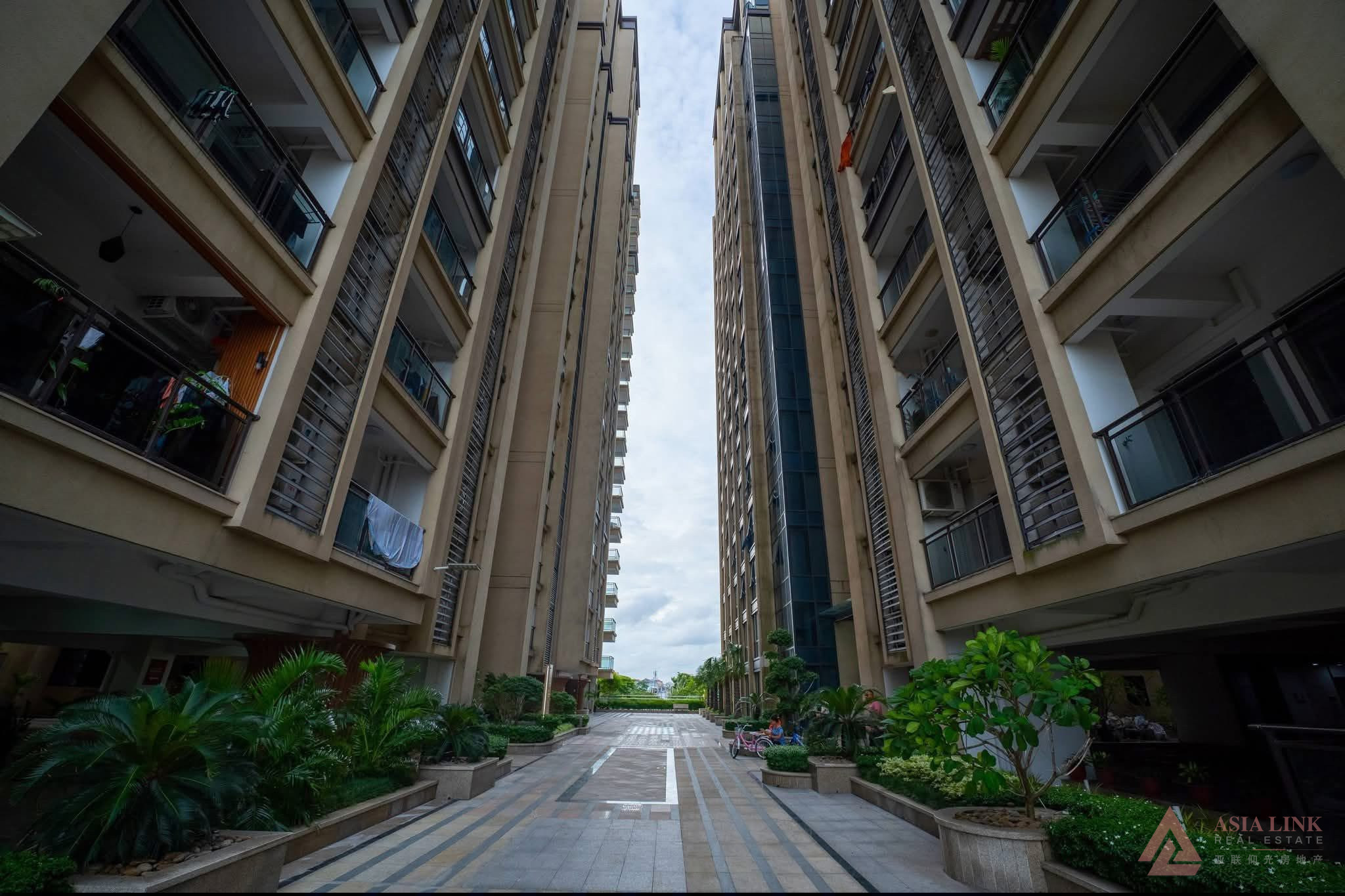 လှိုင်မြို့နယ်ရှိ ဘဏ်ချိတ်ရ The Century Luxury Condo အရောင်း